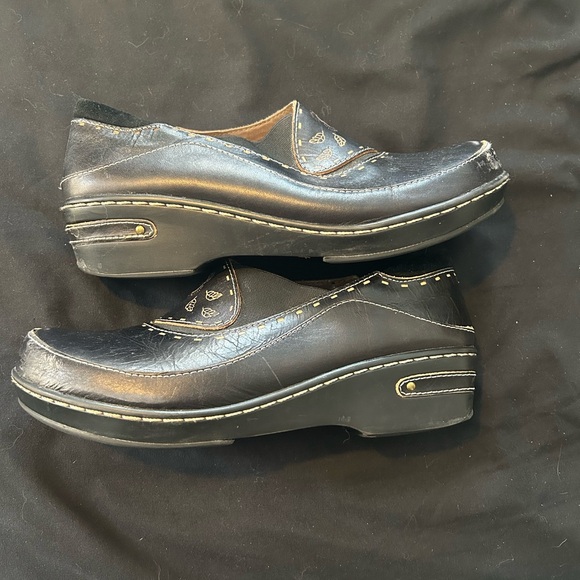 Spring Step Black Floral Loafers - Picture 2 of 5